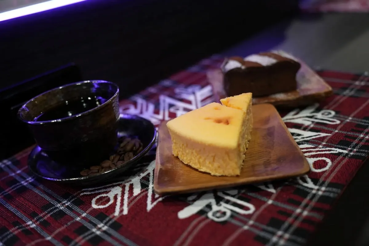 居酒屋料理や夜カフェケーキも提供